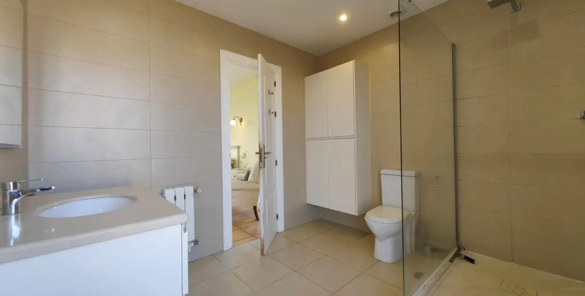 Sale of detached villa in Estepona 55