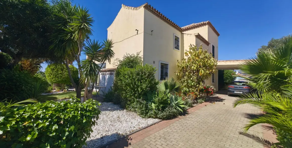 Sale of detached villa in Estepona 63