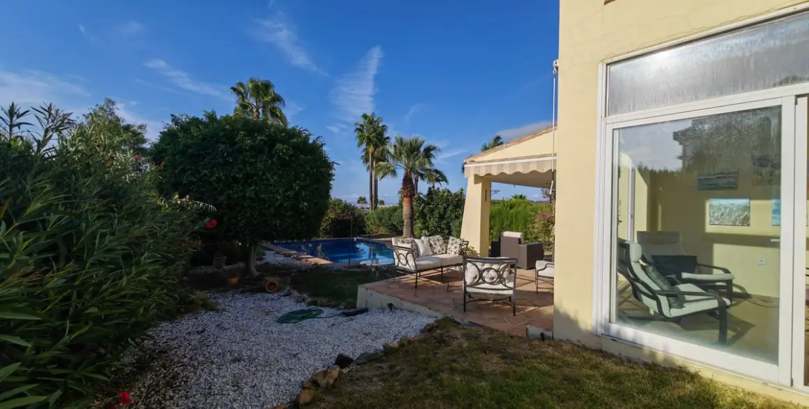 Продажа  отдельно стоящей виллы в Estepona 26
