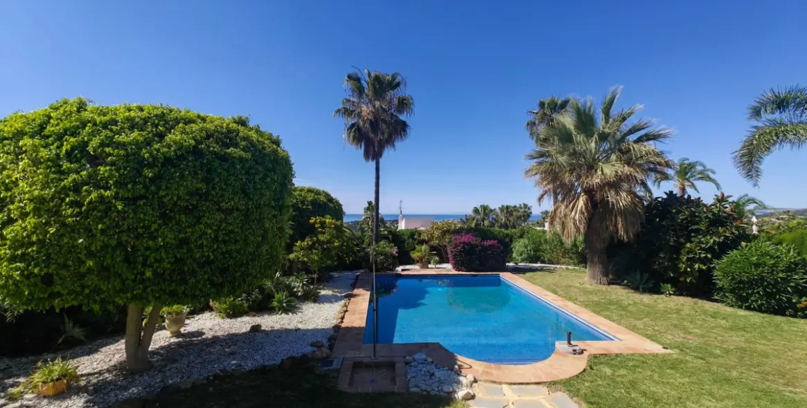 Продажа  отдельно стоящей виллы в Estepona 28