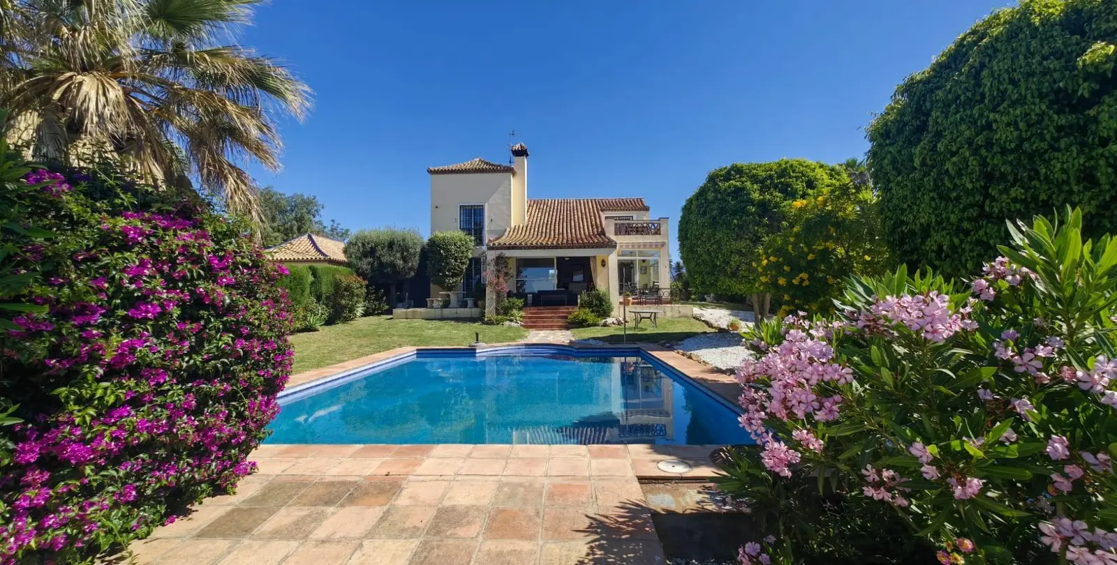 Продажа  отдельно стоящей виллы в Estepona 1