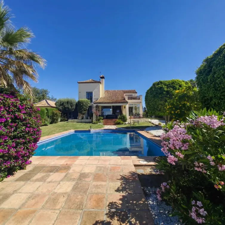 Продажа  отдельно стоящей виллы в Estepona