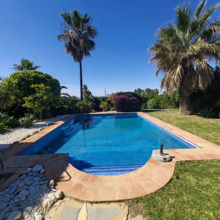Продажа  отдельно стоящей виллы в Estepona