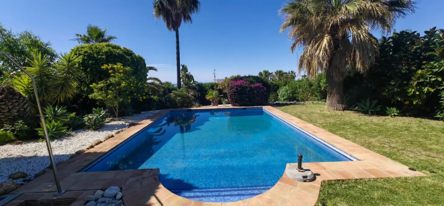 Продажа  отдельно стоящей виллы в Estepona 2