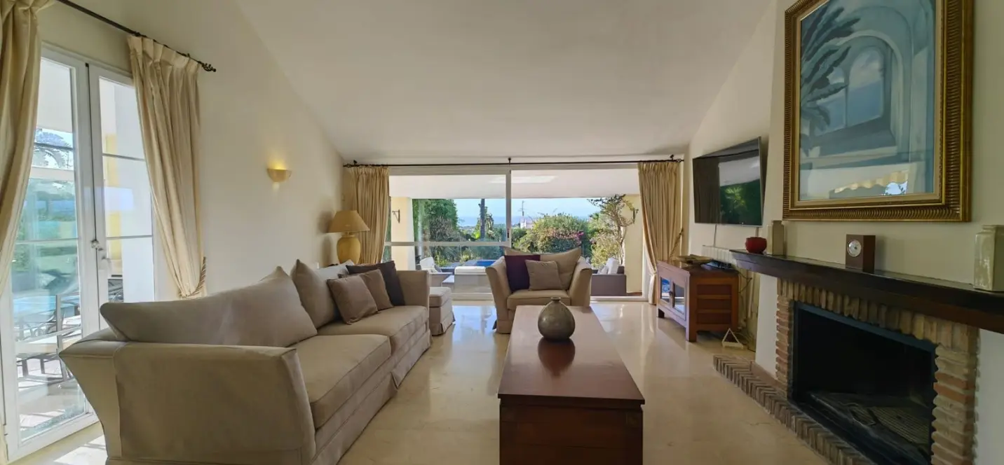 Продажа  отдельно стоящей виллы в Estepona 4