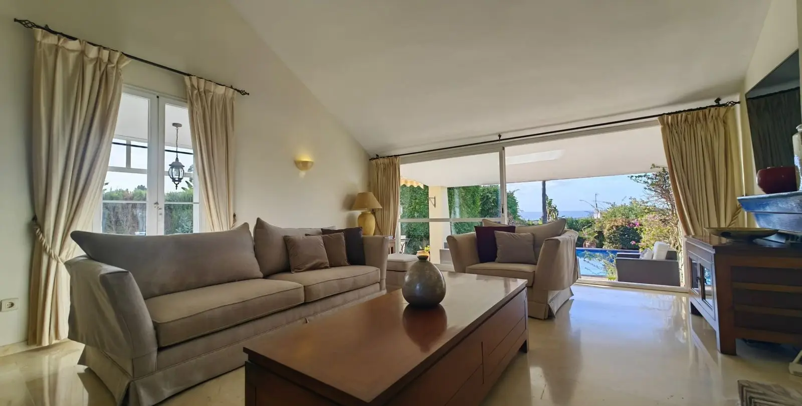 Продажа  отдельно стоящей виллы в Estepona 10