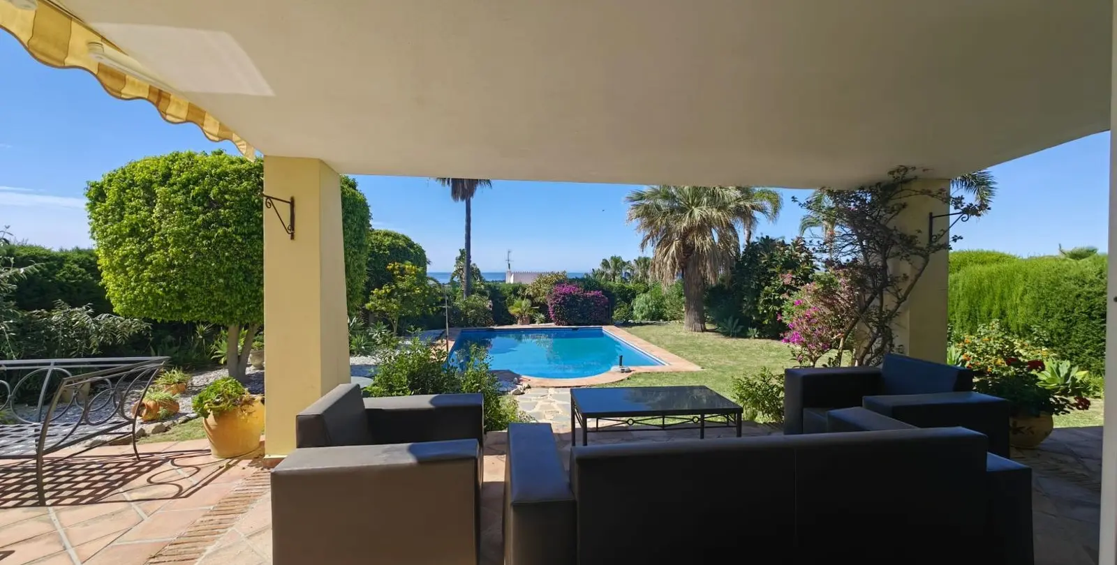 Продажа  отдельно стоящей виллы в Estepona 12