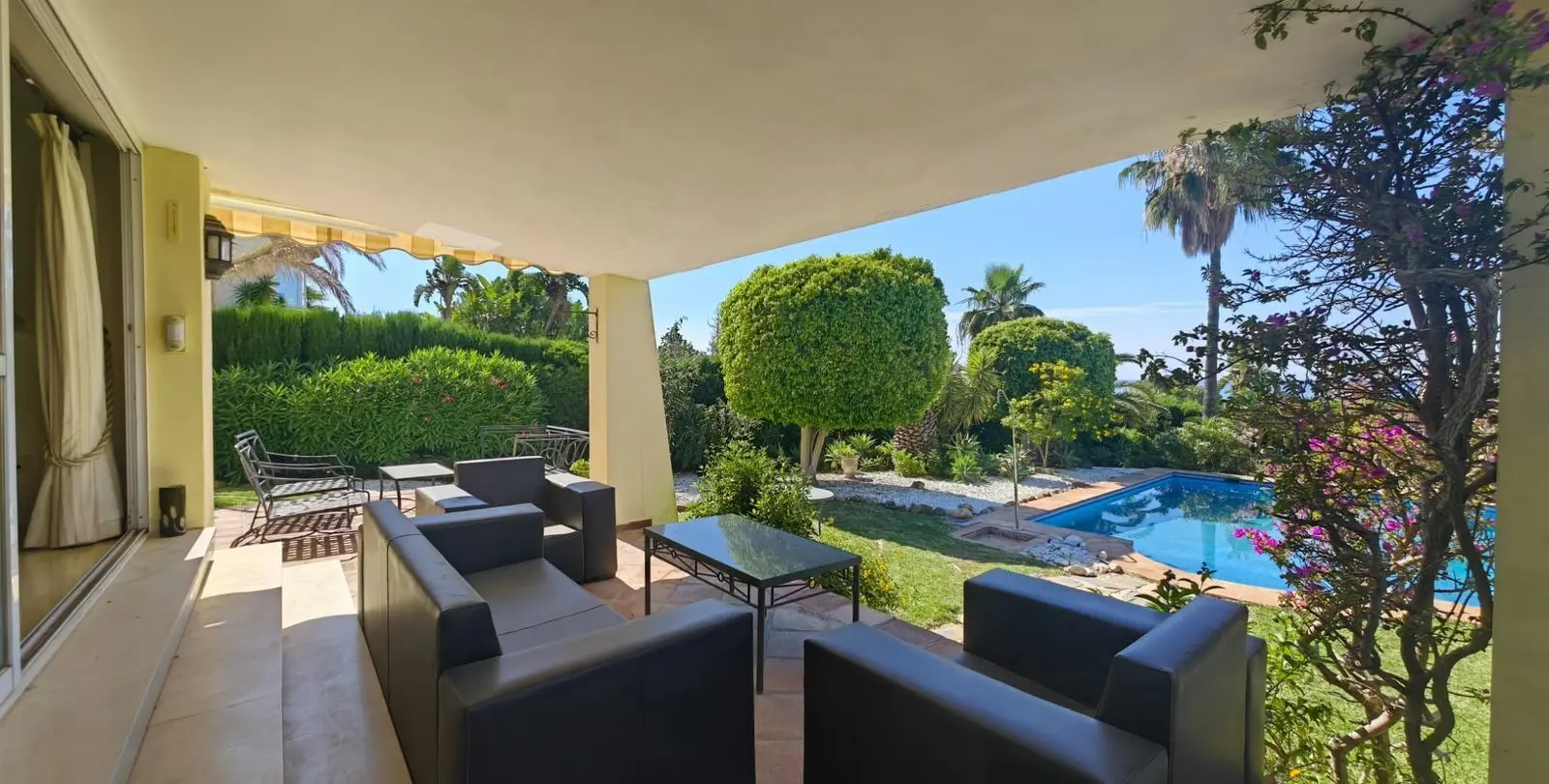 Продажа  отдельно стоящей виллы в Estepona 16