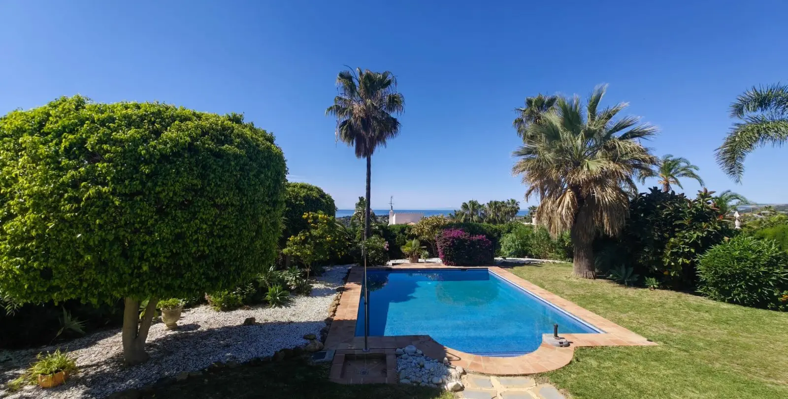 Продажа  отдельно стоящей виллы в Estepona 28