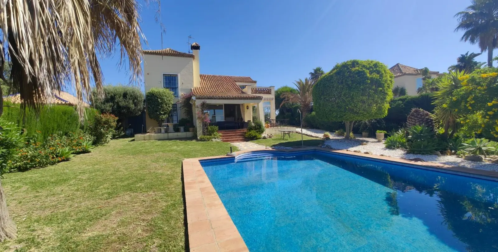 Продажа  отдельно стоящей виллы в Estepona 59