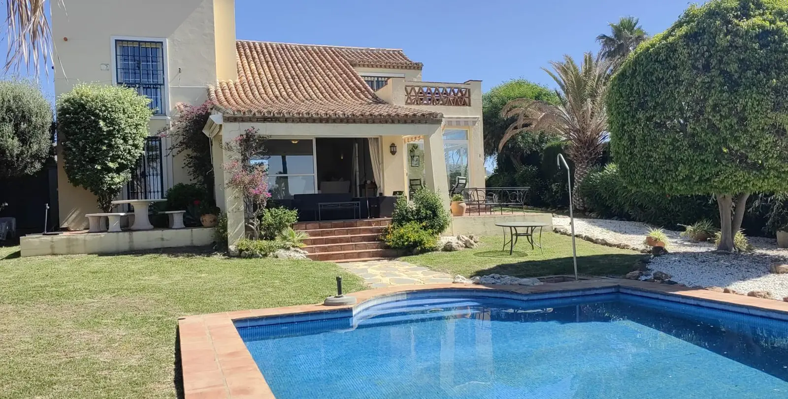 Продажа  отдельно стоящей виллы в Estepona 60
