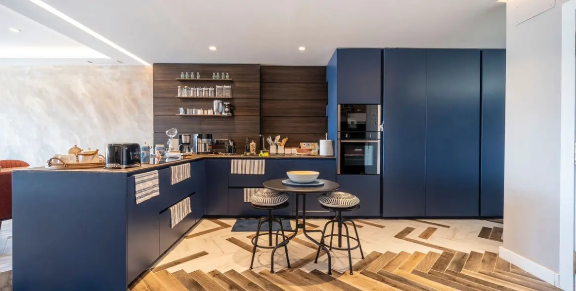 Sale of middle floor apartment in Puerto Banús 2