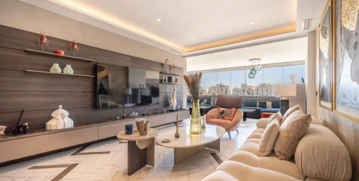 Sale of middle floor apartment in Puerto Banús 3