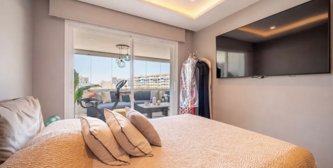 Sale of middle floor apartment in Puerto Banús 8