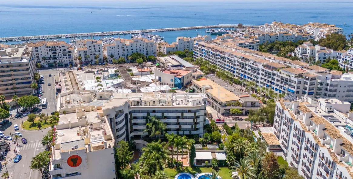 Sale of middle floor apartment in Puerto Banús 10