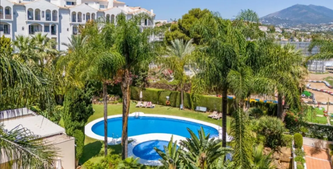 Sale of middle floor apartment in Puerto Banús 11