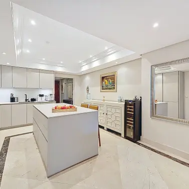 Продажа апартаментов на первом этаже в Estepona