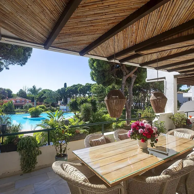 Sale of middle floor apartment in New Golden Mile