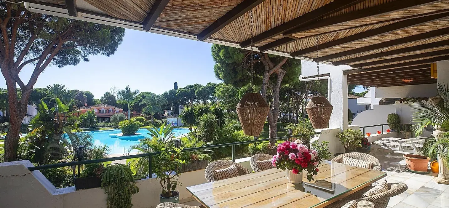 Sale of middle floor apartment in New Golden Mile 1