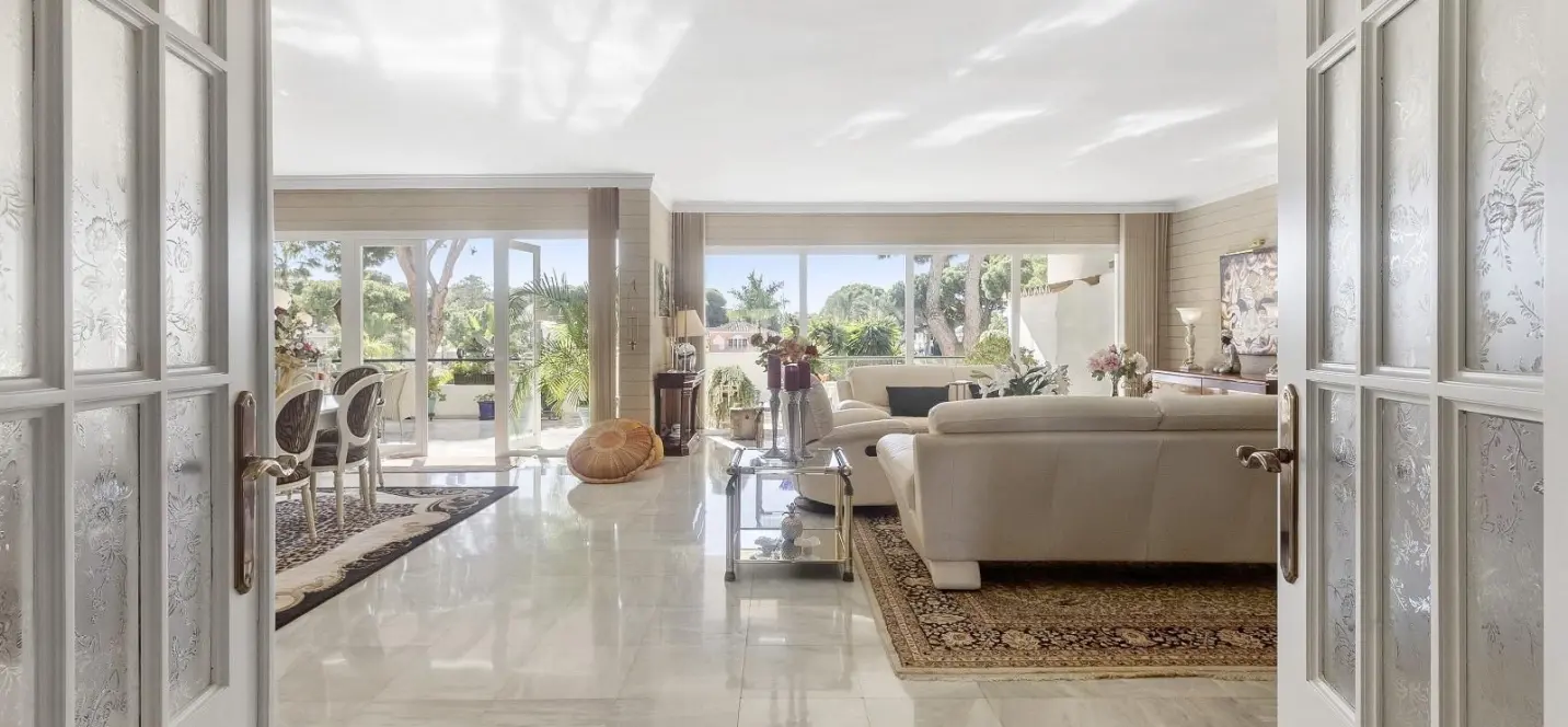 Sale of middle floor apartment in New Golden Mile 3