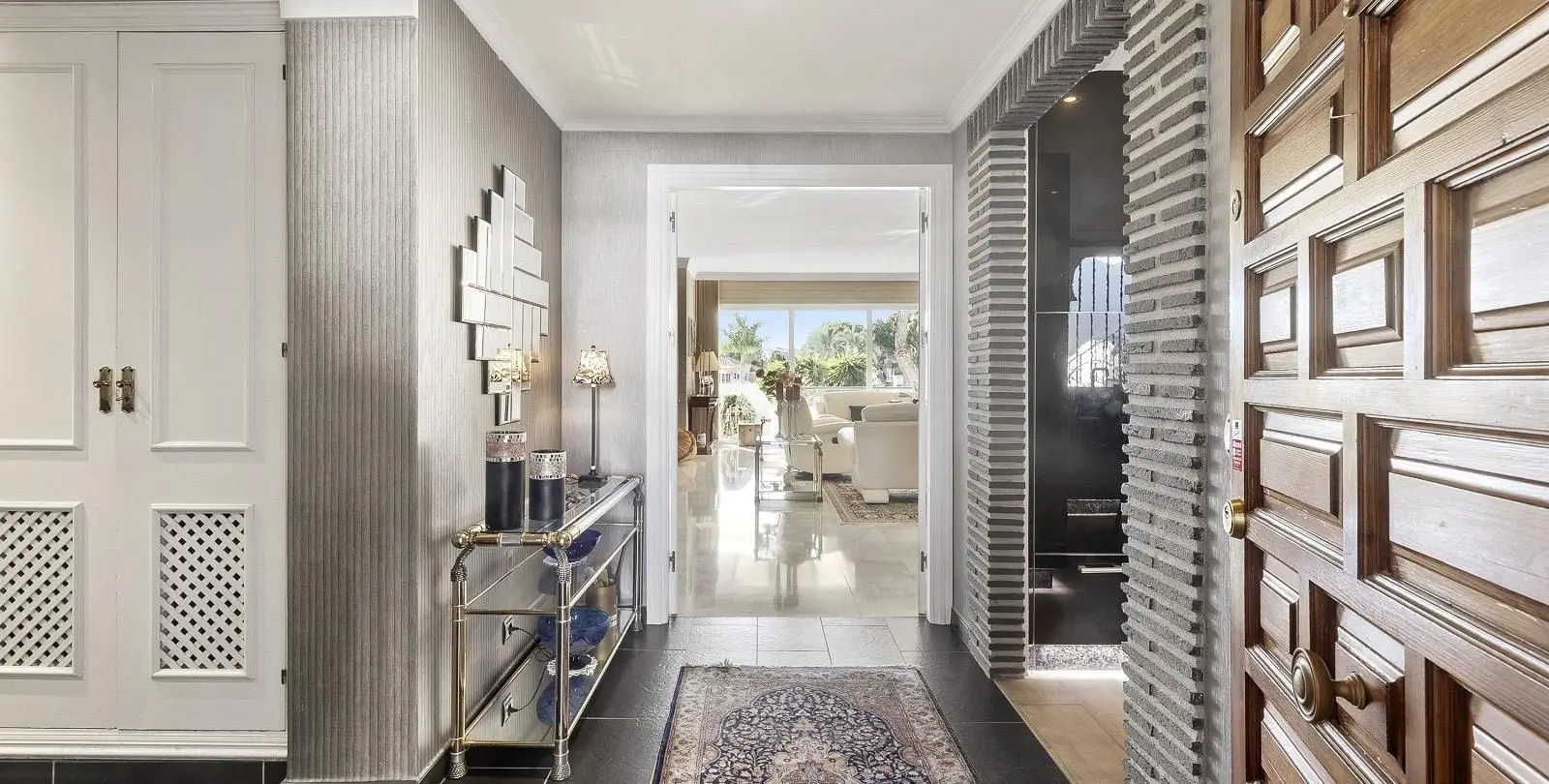 Продажа апартаментов на среднем этаже в New Golden Mile 6