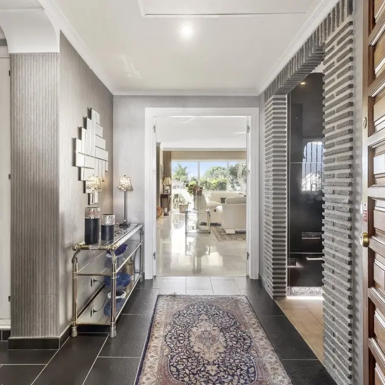 Sale of middle floor apartment in New Golden Mile