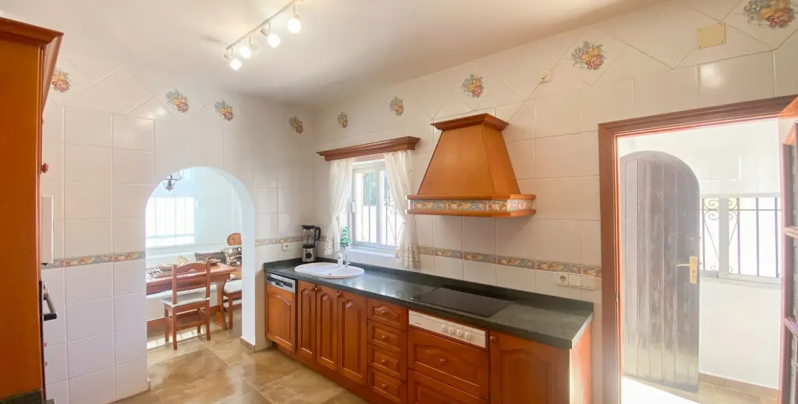 Sale of detached villa in Guadalmina Alta 13