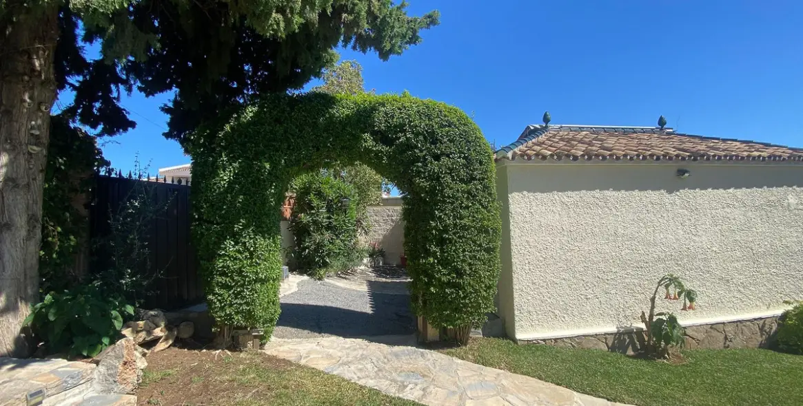 Venta de villa independiente en Guadalmina Alta 36