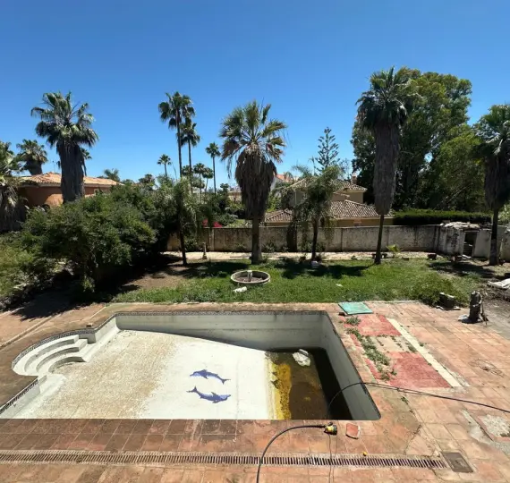 Venta de villa independiente en Nueva Andalucía