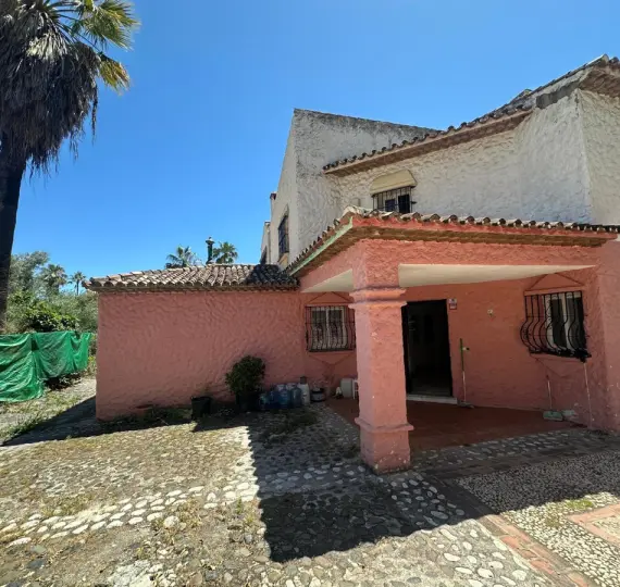 Venta de villa independiente en Nueva Andalucía