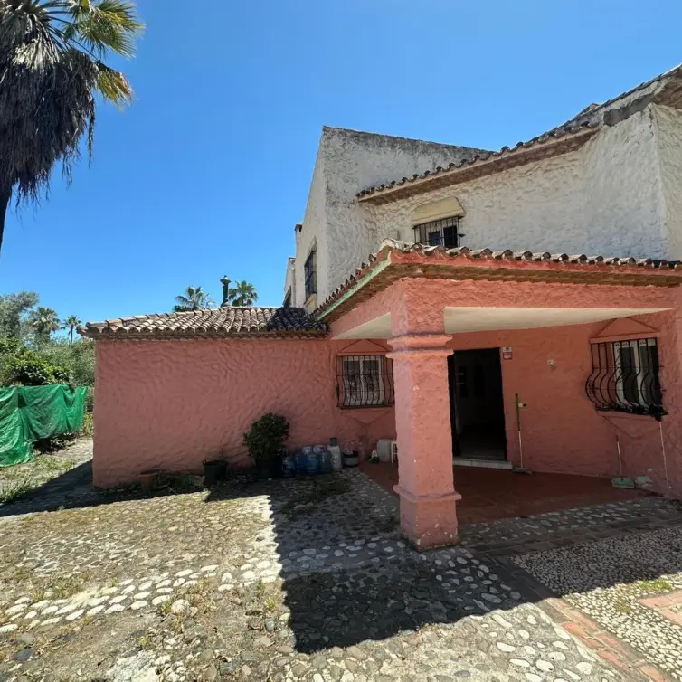 Sale of detached villa in Nueva Andalucía
