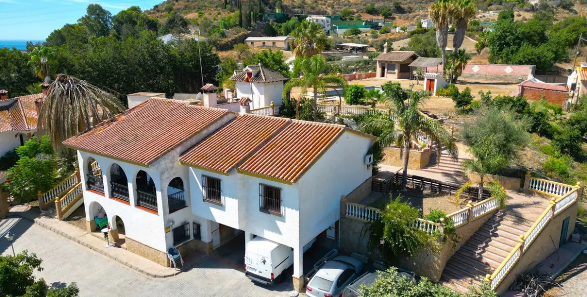 Продажа  отдельно стоящей виллы в Costa del Sol East 1