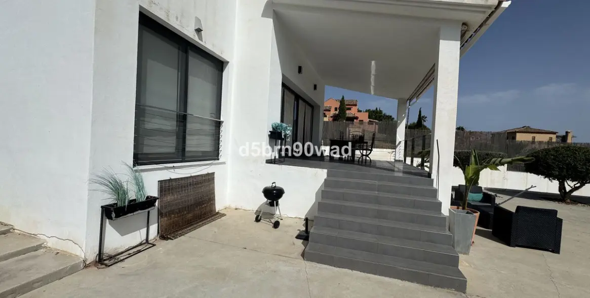 Продажа  отдельно стоящей виллы в Estepona 4