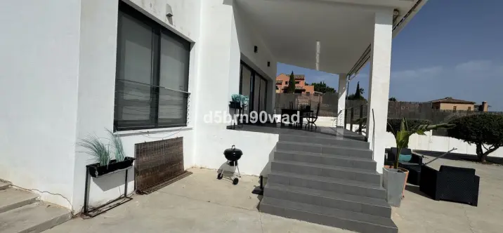 Продажа  отдельно стоящей виллы в Estepona 3