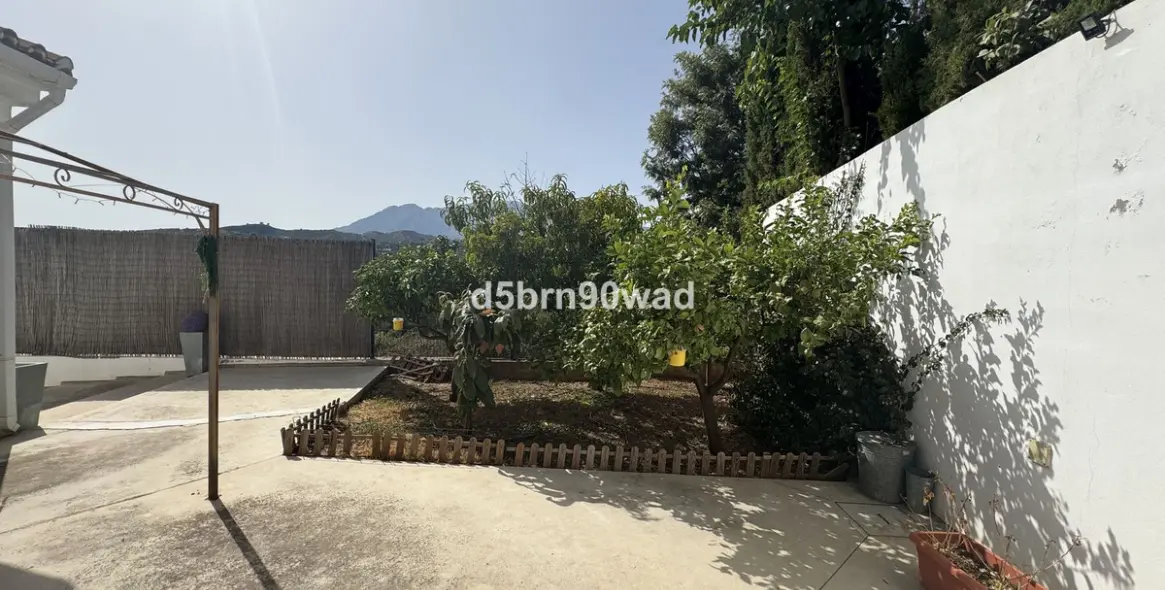 Продажа  отдельно стоящей виллы в Estepona 12