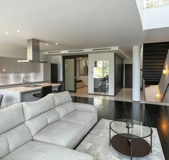 Таунхаус R3277759