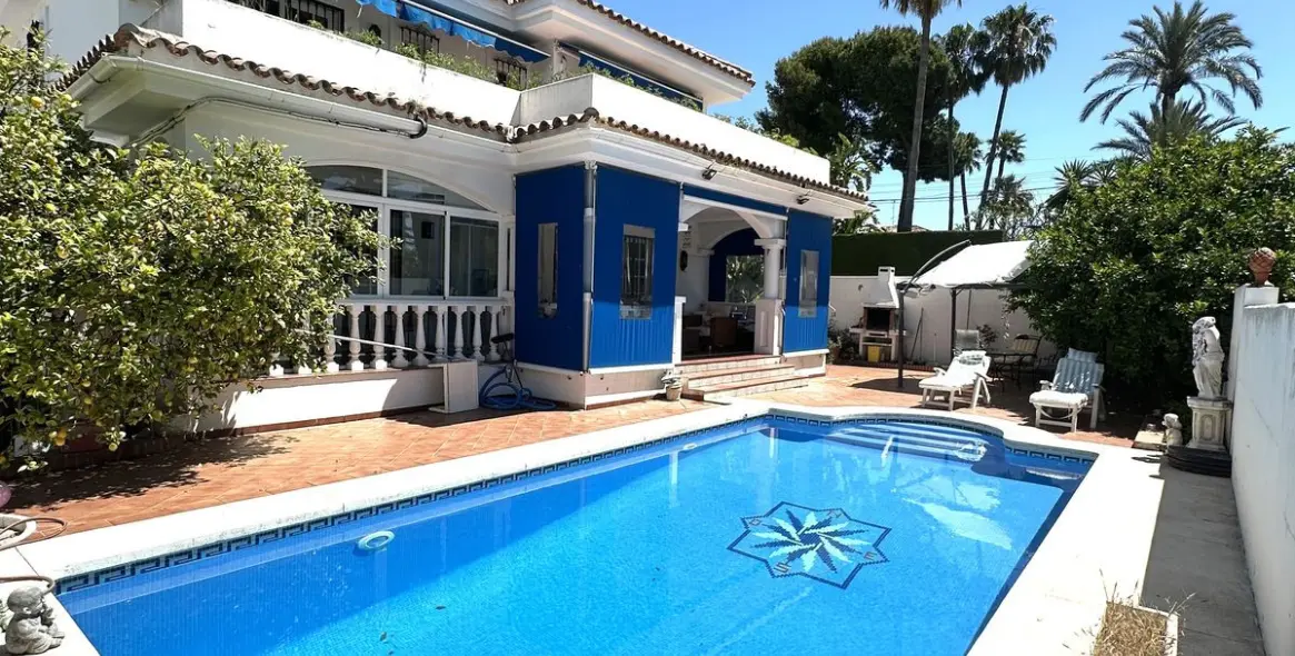 Продажа  отдельно стоящей виллы в San Pedro de Alcántara (район San Pedro de Alcántara) 1