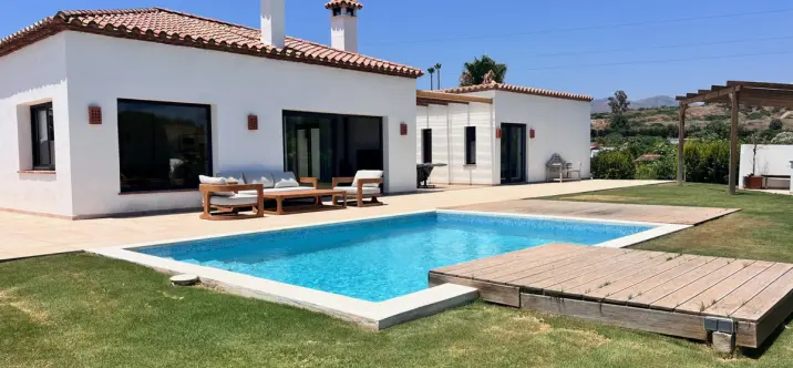 Продажа  отдельно стоящей виллы в Estepona 0