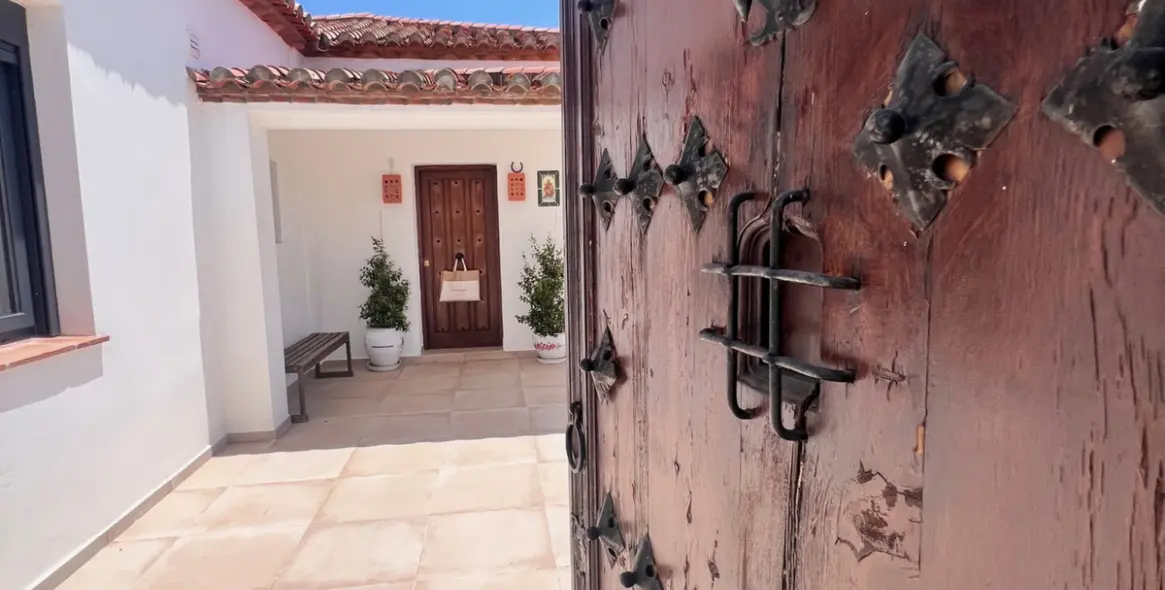 Продажа  отдельно стоящей виллы в Estepona 2