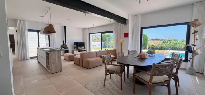 Продажа  отдельно стоящей виллы в Estepona 3