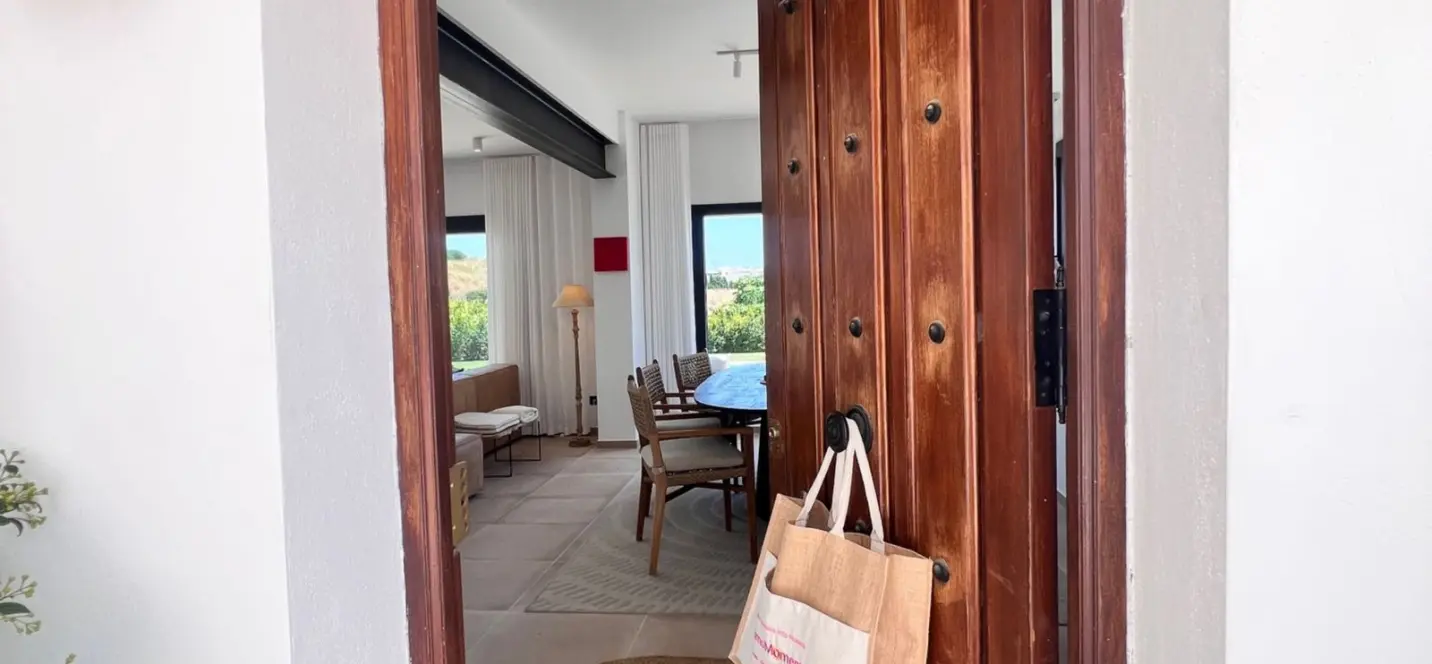 Sale of detached villa in New Golden Mile 2