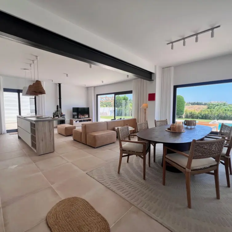 Sale of detached villa in New Golden Mile