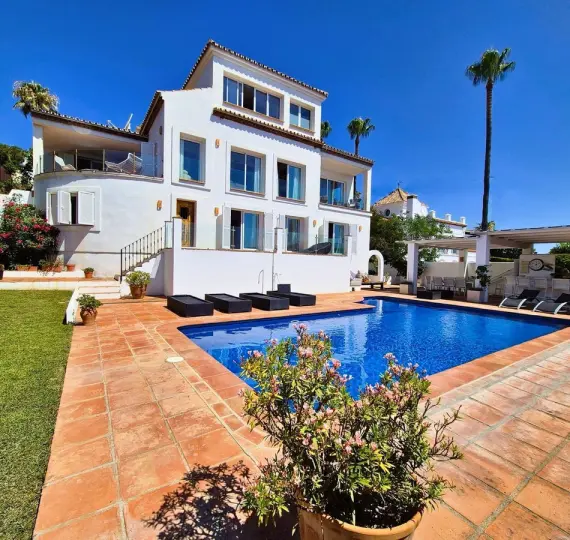 Продажа  отдельно стоящей виллы в Manilva