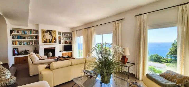 Продажа  отдельно стоящей виллы в Manilva 3