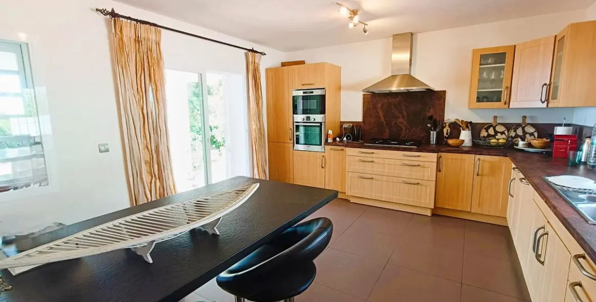 Продажа  отдельно стоящей виллы в Manilva 9