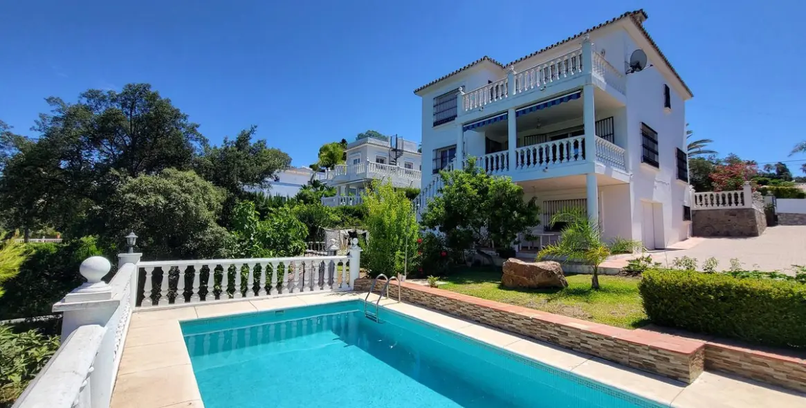 Продажа  отдельно стоящей виллы в Marbella East (район Elviria) 1