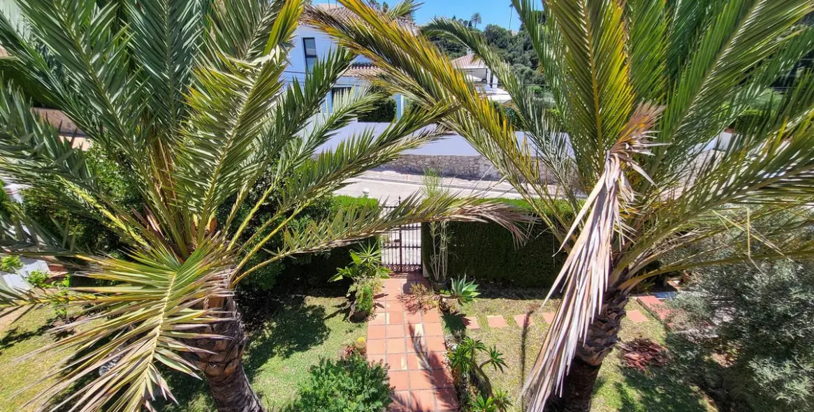 Продажа  отдельно стоящей виллы в Marbella East (район Elviria) 3