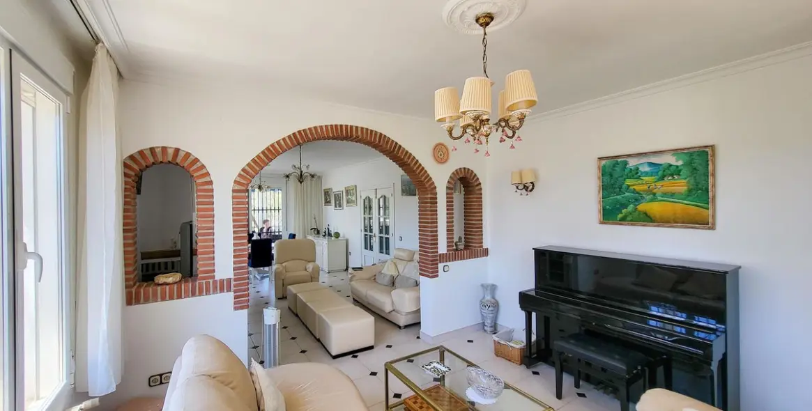 Продажа  отдельно стоящей виллы в Marbella East (район Elviria) 4