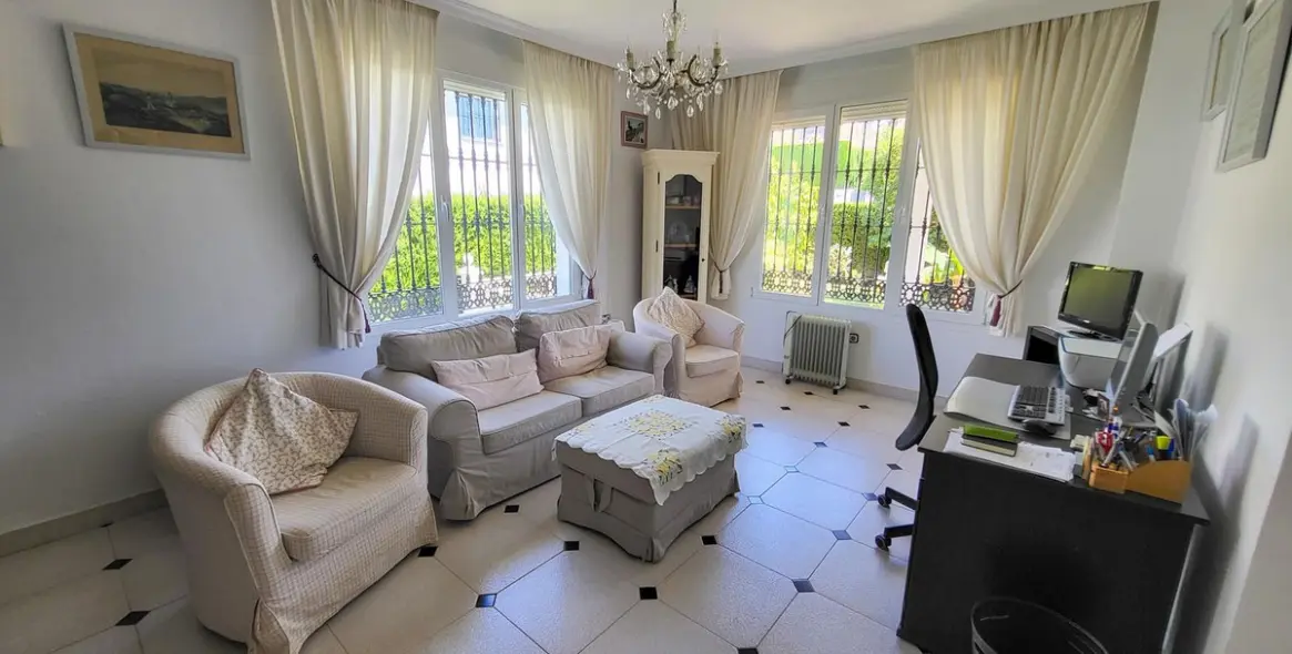 Продажа  отдельно стоящей виллы в Marbella East (район Elviria) 15