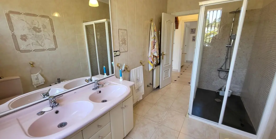 Продажа  отдельно стоящей виллы в Marbella East (район Elviria) 18